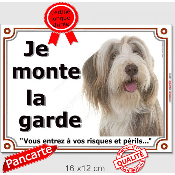 Bearded Collie fauve et blanc, plaque portail "Je Monte la Garde, risques et périls" pancarte panneau beige marron photo Beardie