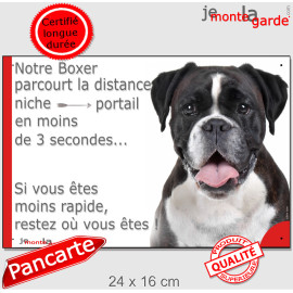 Boxer Bringé presque noir, plaque Portail humour "parcourt la distance niche-portail en moins de 3 secondes" photo attention au 