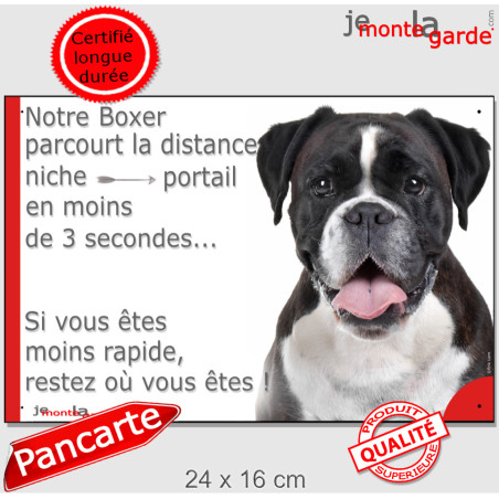 Boxer Bringé presque noir, plaque Portail humour "parcourt la distance niche-portail en moins de 3 secondes" photo attention au 