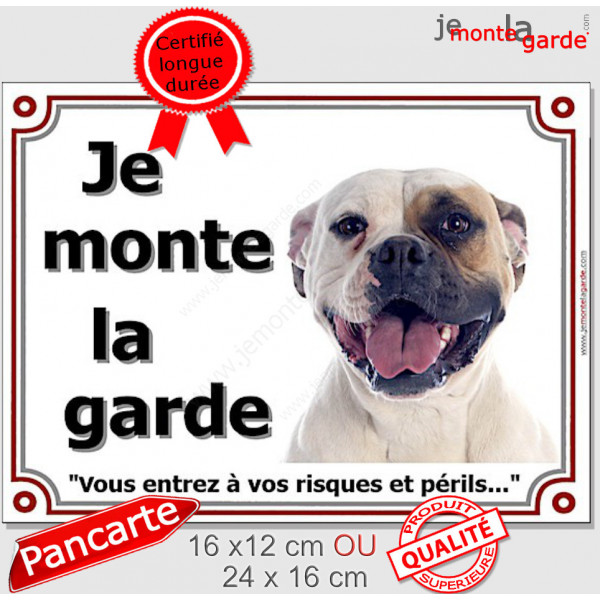 Bouledogue Américain fauve et blanc, plaque portail "Je Monte la Garde, risques périls" panneau photo Boulam tricolore pancarte 