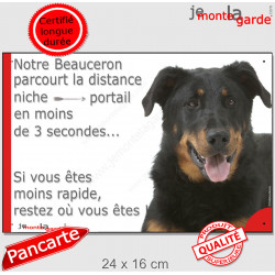 Beauceron noir et feu, Plaque Portail humour extérieur "parcourt distance niche-portail 3 secondes" photo berger Beauce drôle