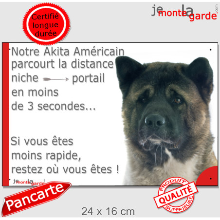Akita Américain bringé à masque noir, plaque humour extérieur "parcourt distance niche-portail moins 3 secondes" photo Attention