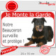 Beauceron Couché, Plaque Portail rouge "Je Monte la Garde, surveille protège" pancarte, affiche panneau Berger de Beauce