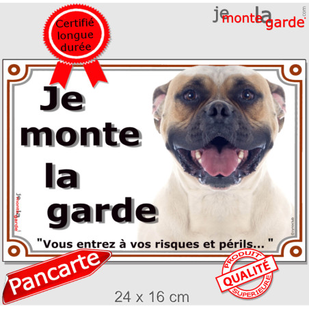 Bouledogue Américain fauve et blanc, plaque portail "Je Monte la Garde, risques périls" photo Boulam tricolore, résiste pluie so