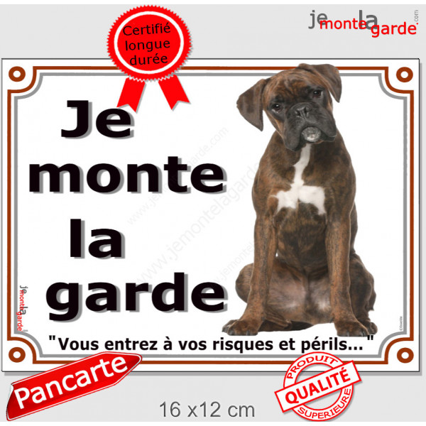 Boxer Bringé Assis, Plaque Portail "Je Monte la Garde, risques et périls" Boxeur marron rayé bringué attention au chien