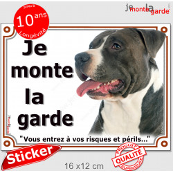 Amstaff noir et blanc, panneau autocollant "Je Monte la Garde, risques périls" portail entrée, sticker adhésif photo American