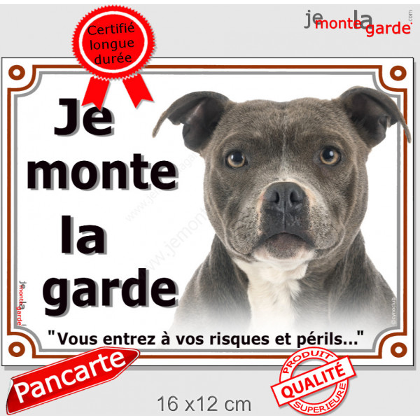 Amstaff Bleu bringé, Panneau Portail extérieur "Je Monte la Garde, risques et périls" photo american staff Terrier Gris