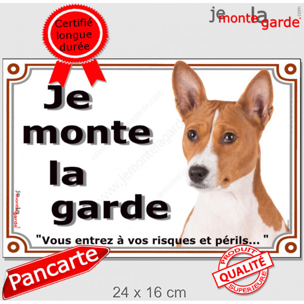 Basenji fauve marron, plaque portail "Je Monte la Garde, risques périls" pancarte panneau photo Bassenji