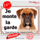 Boxer fauve marron, panneau autocollant "Je Monte la Garde, risques périls" portail entrée, sticker adhésif photo