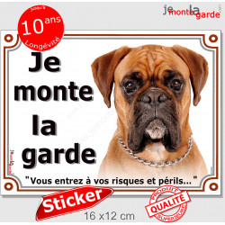 Boxer fauve marron, panneau autocollant "Je Monte la Garde, risques périls" portail entrée, sticker adhésif photo