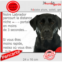 Labrador noir, plaque humour "parcourt distance Niche-Portail moins 3 secondes, rapide" pancarte photo attention au chien