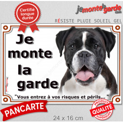 Boxer Bringé foncé, plaque portail "Je Monte la Garde, risques et périls" panneau affiche, rayé attention au chien photo