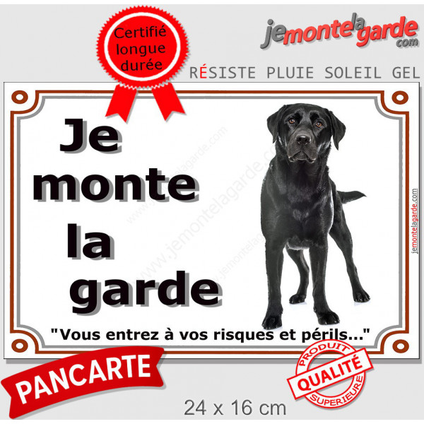 Labrador Noir entier, plaque portail "je Monte la Garde, risques et périls" pancarte attention au chien photo extérieur