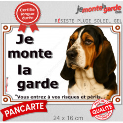 Basset Hound tricolore, plaque portail "Je Monte la Garde, risques et périls" pancarte panneau Hund attention au chien photo