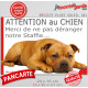 Plaque portail humour extérieure "Attention au Chien, Merci de ne pas déranger notre Staffie fauve". Photo drôle fatigué feignan