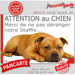 Plaque portail humour extérieure "Attention au Chien, Merci de ne pas déranger notre Staffie fauve". Photo drôle fatigué feignan