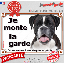 Boxer Bringé foncé, plaque portail "Je Monte la Garde, risques et périls" panneau affiche, rayé attention au chien photo