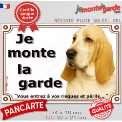 Basset Hound fauve clair, plaque portail "Je Monte la Garde, risques et périls" pancarte panneau Hund attention au chien photo