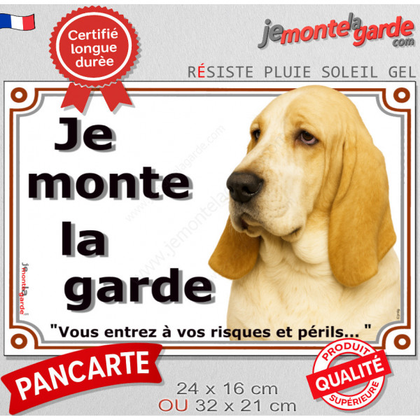 Basset Hound fauve clair, plaque portail "Je Monte la Garde, risques et périls" pancarte panneau Hund attention au chien photo