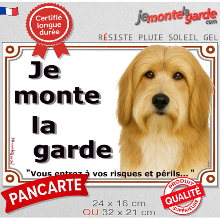 Bearded Collie fauve et blanc, plaque portail "Je Monte la Garde, vous entrez à vos risques et périls" photo Colley Barbu, résis