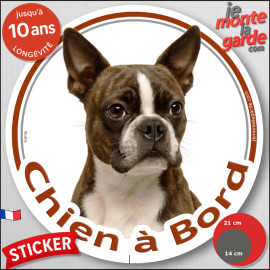 Boston Terrier bringé et blanc, sticker autocollant rond "Chien à Bord" Disque adhésif vitre voiture photo, résiste pluie soleil