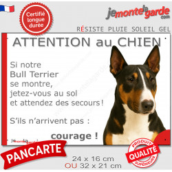 Bull terrier tricolore, plaque extérieure humour "Attention au Chien, Jetez Vous au Sol, attendez secours courage" photo portail