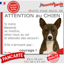 Basenji bringé, pancarte portail humour "Attention au Chien, Jetez Vous au Sol, attendez secours, courage" photo bassenji zébré