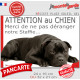 Plaque portail humour extérieure "Attention au Chien, Merci de ne pas déranger notre Staffie tout noir". Photo drôle fatigué