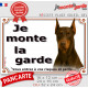Dobermann marron chocolat et Feu oreilles taillées, Plaque portail "Je Monte la Garde, entrez à vos risques périls" photo Dobie
