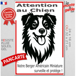 Plaque portail verticale "Attention au Chien, notre Berger Américain Miniature surveille et protège" dessin stylisé noir et blan