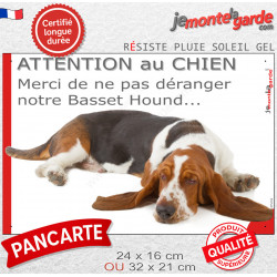 Plaque portail humour "Attention au Chien, Merci de ne pas déranger notre Basset Hound". Photo pancarte drôle fatigué feignant