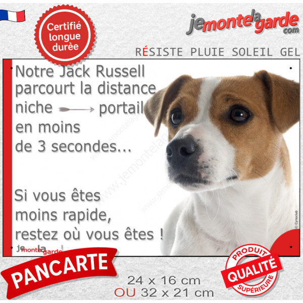 Jack Russell Terrier fauve, plaque extérieure humour "parcourt distance Niche-Portail moins de 3 secondes" photo