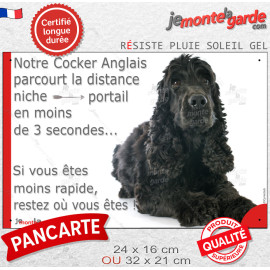 Cocker Anglais tout noir couché, plaque humour "parcourt distance niche-portail moins de 3 secondes" photo