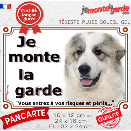Montagne des Pyrénées avec taches gris, plaques portail "Je Monte la Garde, risques et périls" Patou attention chien photo