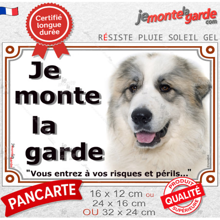 Montagne des Pyrénées avec taches gris, plaques portail "Je Monte la Garde, risques et périls" Patou attention chien photo