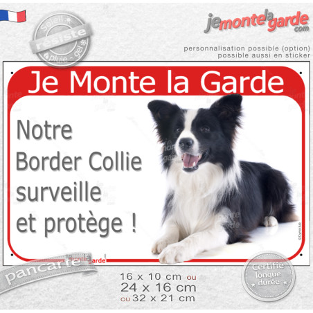 Border Collie noir et blanc à poils longs couché, plaque portail rouge "Je Monte la Garde, surveille et protège" photo, résiste