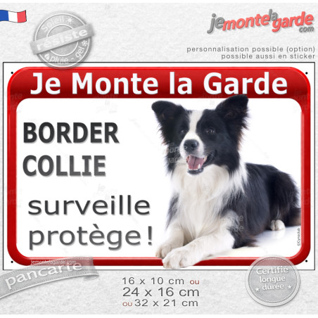 Border Collie noir et blanc à poils longs couché, plaque portail rouge "Je Monte la Garde, surveille et protège" photo, résiste