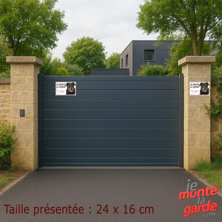Beauceron noir et feu, Plaque "Je Monte la Garde, vous entrez à vos risques périls" Photo de la pancarte sur le portail d'entrée