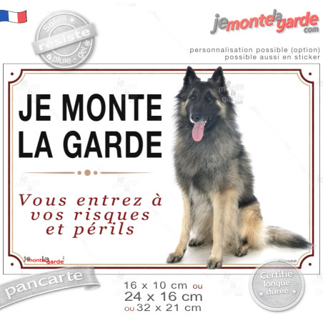 Berger Belge Tervueren assis, plaque portail "Je Monte la Garde, vous entrez à vos risques et périls" résiste dehors, 3 Tailles