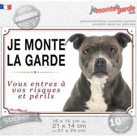 Amstaff gris bleu, panneau autocollant "Je Monte la Garde, vous entrez à vos risques et périls" portail entrée, sticker adhésif 