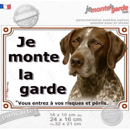 Braque Allemand marron truité blanc, plaque Portail "Je Monte la Garde, vous entrez à vos risques et périls" photo, résiste plui