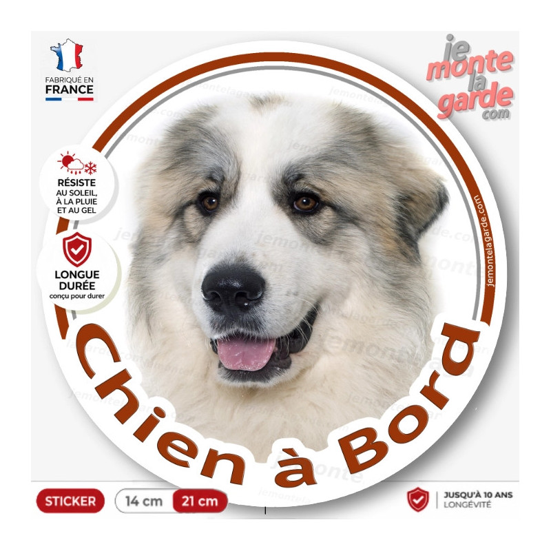 Sticker chien à bord Montagne des Pyrénées blanc taché gris, photo autocollant voiture, résiste pluie soleil gel