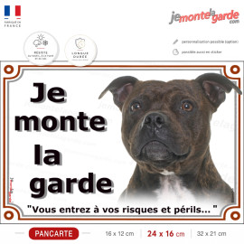 Je monte la garde Staffordshire Bull Terrier bringé, vous entrez à vos risques, photo pancarte portail, résiste dehors