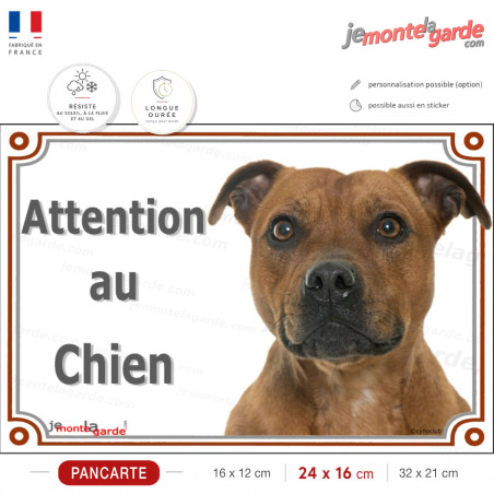 Le Staffie Fauve marron sur une pancarte "Attention au Chien" La maison est en sécurité avec ce panneau placé à l'entrée !
