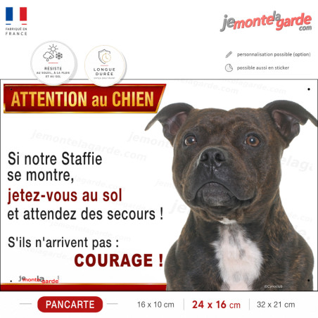 Staffie bringé, plaque humour photo "Attention au Chien, Jetez Vous au Sol, courage" résiste dehors