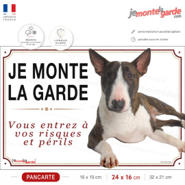 Pancarte Bull Terrier bringé et blanc "JE MONTE LA GARDE" pour portail, fabrication française durable