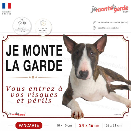 Pancarte Bull Terrier bringé et blanc "JE MONTE LA GARDE" pour portail, fabrication française durable