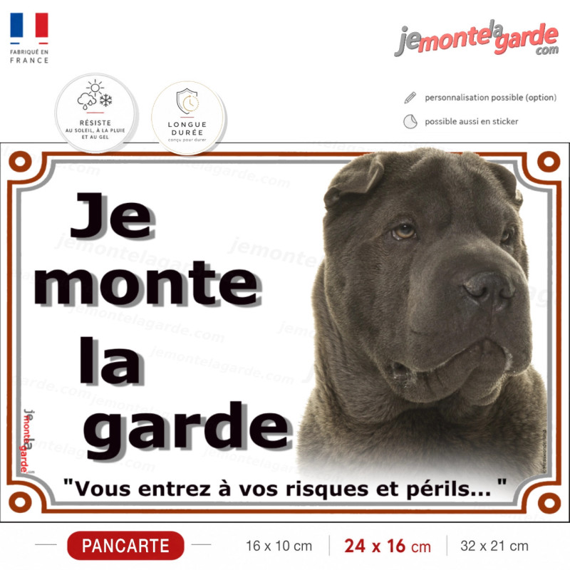 Shar-Peï lilas chocolat dilué, plaque portail "Je Monte la Garde, vous entrez à vos risques et périls" photo, résiste dehors
