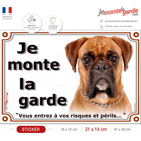 Boxer fauve marron, panneau autocollant "Je Monte la Garde, risques périls" portail entrée, sticker adhésif photo