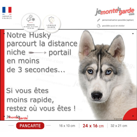 Husky Sibérien gris yeux bleus, plaque humour "parcourt Distance Niche-Portail moins 3 secondes" photo, résiste dehors
